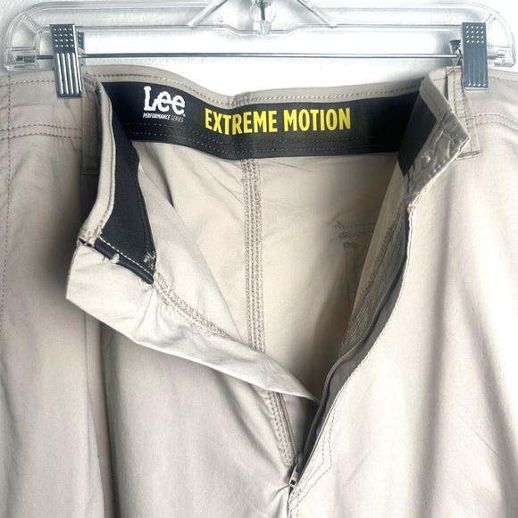 Lee Men's Extreme Motion Crossroad Cargo Short Size 46 Stone Khaki Stretch Waist - Picture 4 of 13